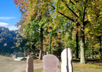 Hommage déportés juifs camp de Gurs, cimetière Pau stèle gravées grès de la rhune