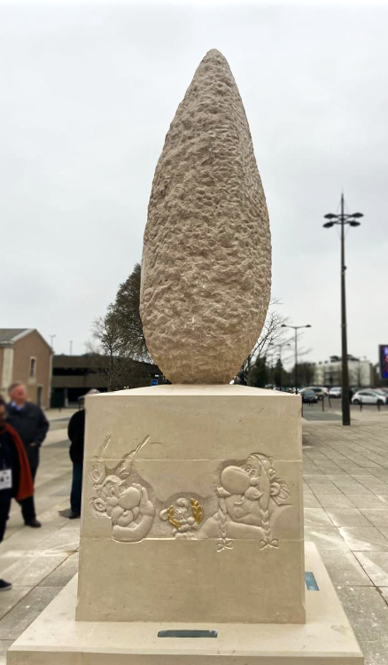 Menhir Angoulême place de la gare hommage Uderzo Astérix