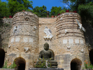 anciens fours a chaux restaurés avec sculptures d'animaux