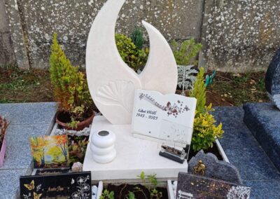 stèle sculptée avec feuille de gingko